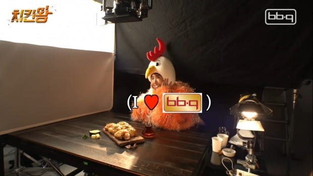 제너시스BBQ는 가수 황광희가 모델로 참여한 BBQ의 신제품 '메이플버터갈릭' 광고가 유튜브 선정 인기 광고영상으로 꼽혔다고 14일 밝혔다./사진=BBQ 영상 캡처