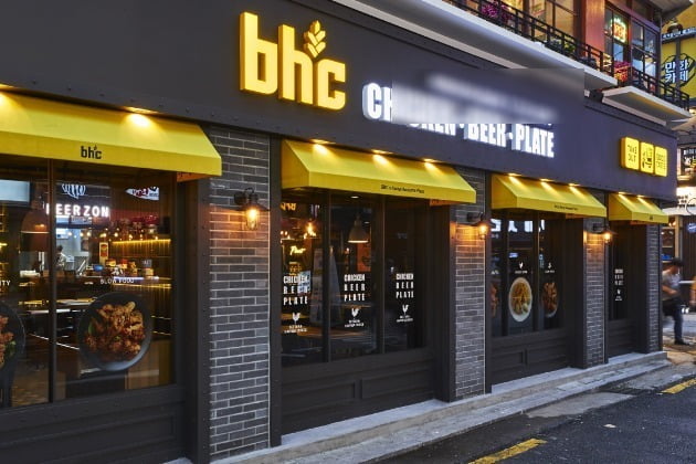 ​​​​​​​치킨 프랜차이즈 bhc가 BBQ를 상대로 제기한 상품 공급대금 소송에서 일부 승소했다. 사진=한경 DB