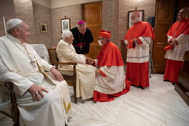 지난해 11월 프란치스코 교황이 새로 서임된 추기경 13명과 함께 베네딕토 16세 전임 교황을 예방하고 있는 모습. /사진=AP