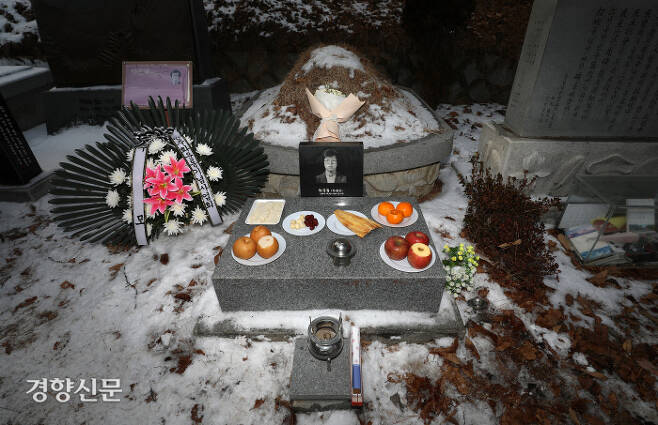 박종철 열사 사망 34주기인 14일 오후 경기 남양주시 마석 모란공원 민족민주열사 묘지에 안장된 열사의 묘. / 권도현 기자