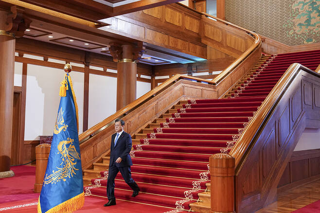 President Moon Jae-in walks down the stairs to deliver his New Year's address at Cheong Wa Dae in Seoul on Monday. (Cheong Wa Dae)