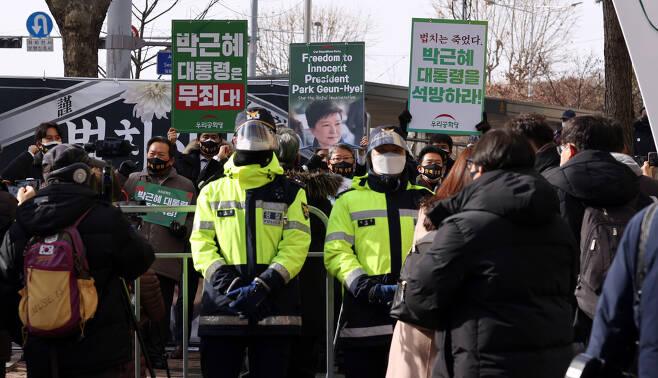 Supporters of former President Park Geun-hye are gathered in front of the Supreme Court in Seocho-gu, southern Seoul, on Thursday to demand her release. (Yonhap)