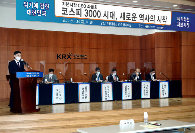 Korea Exchange Chairman Sohn Byung-doo (left) delivers an opening remark ahead of the capital market CEOs’ symposium held to celebrate South Korea’s benchmark Kospi surpassing 3,000 points at the KRX’s Seoul office Thursday. (KRX)