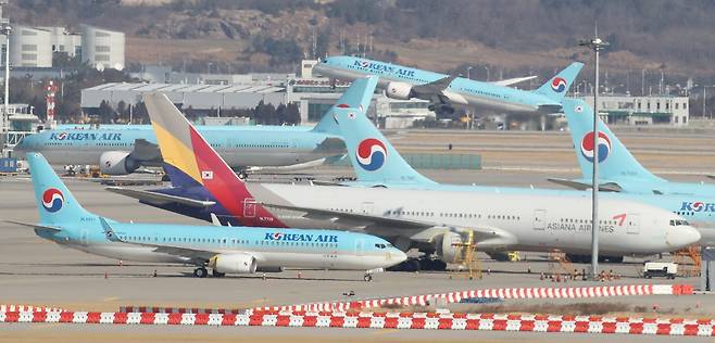 Aircraft of Korean Air and Asiana Airlines sit on the tarmac at Incheon International Airport on Jan. 6. (Yonhap)