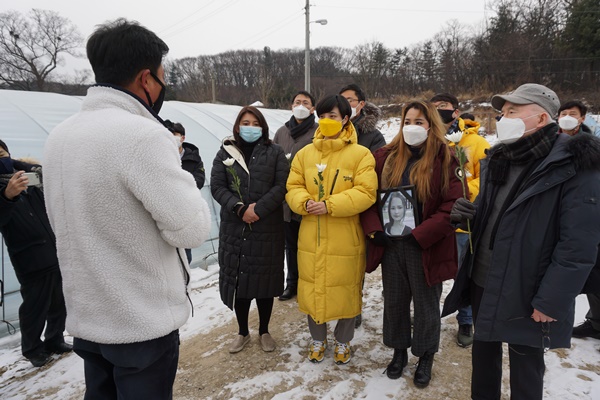 정의당 관계자들와 이주민 지원 단체 활동가들이 12일 숙헹씨가 숨진 채 발견된 비닐하우스 숙소 접근을 시도하고 있다.