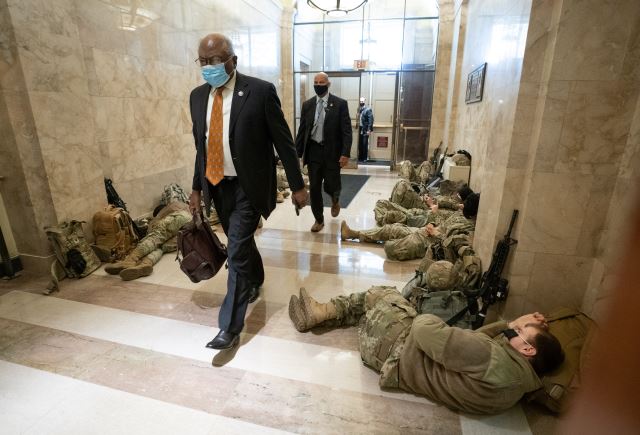 윔 제임스 클라이번 하원의원이 미 국회의사당 내 복도에서 잠든 주방위군들을 지나가고 있다. UPI연합뉴스