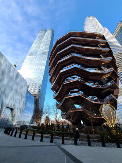 정의선 현대자동차그룹 회장이 매입한 콘도가 있는 맨해튼의 `15 허드슨 야드` 건물(왼쪽). 뉴욕의 새로운 명물이 된 `베슬` 조형물 바로 옆에 있는 88층 건물이다. [뉴욕 = 박용범 특파원]