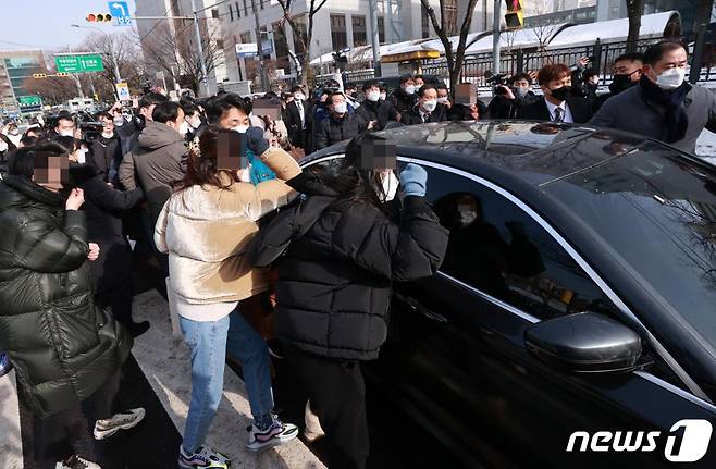 정인양을 입양한 후 수개월간 학대해 사망에 이르게 한 혐의를 받는 양부모에 대한 첫 재판이 열린13일 오전 서울 양천구 서울남부지방법원에서 양부 안모씨가 탄 차량이 나오자 시민들이 분노를 표출하고 있다. /사진=뉴스1