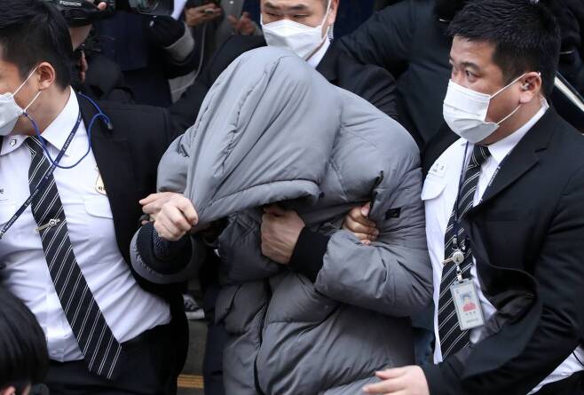 지난 13일 오전 서울 양천구 남부지방법원에서 양부 안모씨(36)가 공판을 마친 후 법원을 나서고 있다./사진=뉴시스