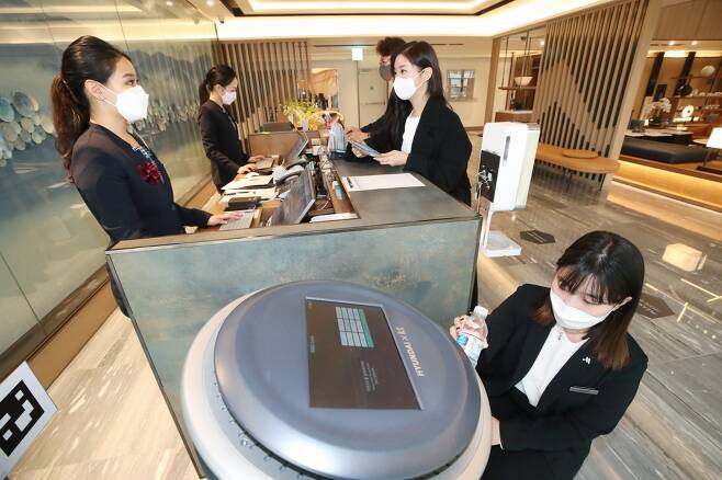 대구 메리어트 호텔&레지던스에서 직원들이 KT AI 호텔로봇을 사용하고 있다./사진=KT