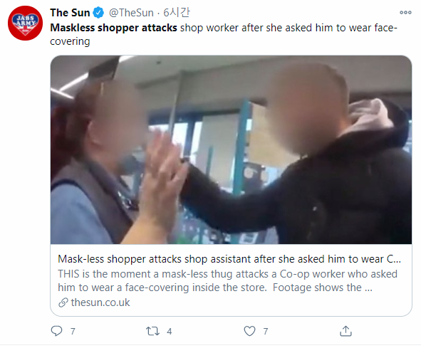 직원이 '노마스크' 제지를 하자 남성이 직원의 마스크를 잡아내리며 화를 내고 있다. 트위터 캡처.