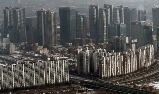 한국부동산원이 14일 발표한 '2021년 1월 2주 전국 주간 아파트 가격 동향'에 따르면 서울 아파트값 상승률은 0.07%로 전주보다 0.01%포인트 상승폭이 확대됐다. 서울 아파트값은 지난해 6월 둘째 주 이후 32주 연속 상승세다. 아울러 상승률은 지난해 7·10 대책 발표 직후인 7월 둘째 주 이후 가장 높은 수준이다. /사진=뉴스1