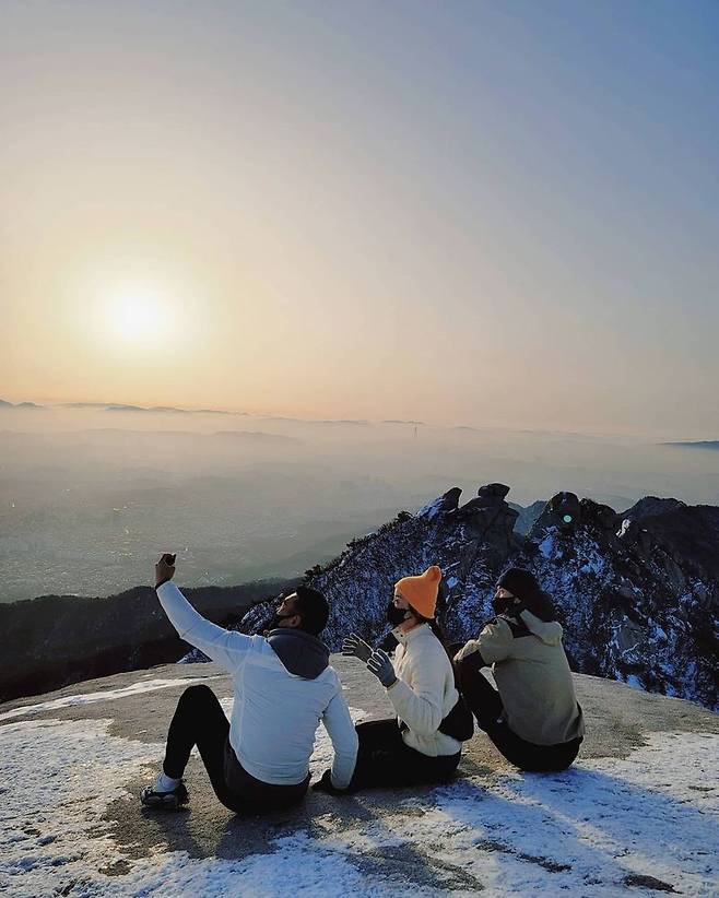 Actor Lee Si-young climbs the running crew members and BukhansanLee Si-young posted several photos on his instagram on January 14 with an article entitled #Bukhansan Sean with his brother Won Hee.In the photo, Lee Si-young, group Jean Sean, and soccer player Cho Won-hee sit side by side at the top of Bukhansan and look at the scenery.The ecstatic winter sunrise unfolding on the mountain catches the eye.The three are well-known running crews in the entertainment industry, which also includes former footballer Lee Young-pyo.Meanwhile, Lee Si-young appeared on Netflixs Sweet Home last year, and recently appeared on MBCs entertainment Point of Potential Intervention.