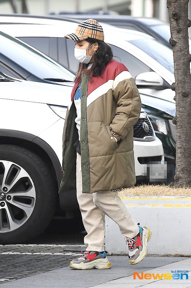 Comedian Shin Bong-sun is leaving the SBS Mokdong office building in Yangcheon-gu, Seoul after finishing the SBS Power FM Dooshi Escape Cult show schedule on the afternoon of January 14.