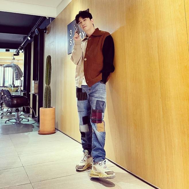 Mr. Trott Young Tak boasted an increasingly warm visualSinger Young Tak posted a photo on his instagram on January 14 with an article entitled Thank you so much and I was happy today, My Chef and My People.The photo shows Young Tak wearing cardigans and jeans, with a warm fashion sense and a pair style that catches the eye.While you seem to be getting younger, visuals are also impressive.On the other hand, Young Tak won the Trots Discovery of the Year award at the 10th Gaon Chart Music Awards held on the 13th