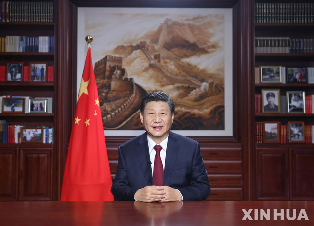 [베이징=신화/뉴시스]시진핑 중국 국가주석이 31일 저녁 베이징에서 2021년 신년사를 하고 있다. 2020.12.31.