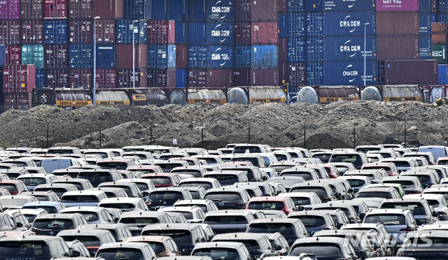 [AP/뉴시스]  2020년 6월 독일 듀스부르크 물류 항구에 신차들이 야적되어 있다