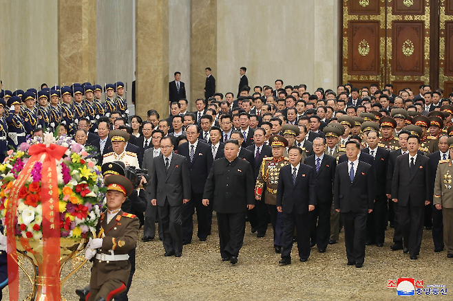 북한 김정은 노동당 총비서가 12일 금수산태양궁전을 찾았다고 13일 조선중앙통신이 보도했다. 연합뉴스