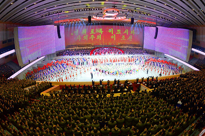 북한 노동당 기관지 노동신문은 지난 13일 평양체육관에서 제8차 당대회를 경축하는 공연 '당을 노래하노라'를 진행했다고 14일 보도했다. 김정은 당 총비서를 비롯한 당대회 대표자들이 공연을 관람했다. 연합뉴스