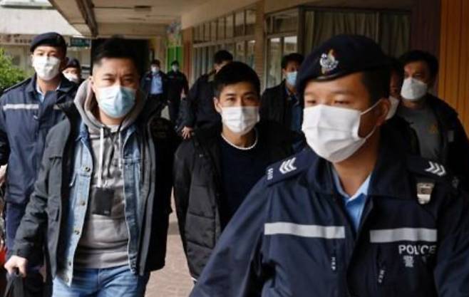 홍콩 경찰이 지난 6일 범민주진영 인사 50여명을 무더기 체포하는 모습. 연합뉴스