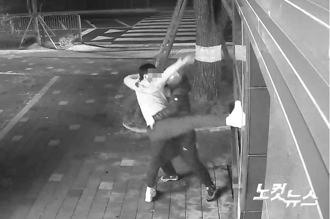 입주민인 가해자(왼쪽)가 경비초소 앞에서 욕설을 하며 항의하고 있다. CCTV 화면 캡처