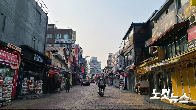 서울 마포구 홍대 거리가 한산한 모습을 보이고 있다. 황진환 기자