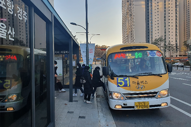 경기도 용인 지역의 한 버스정류장에서 승객들이 마을버스를 타고 있다. 용인시청 제공