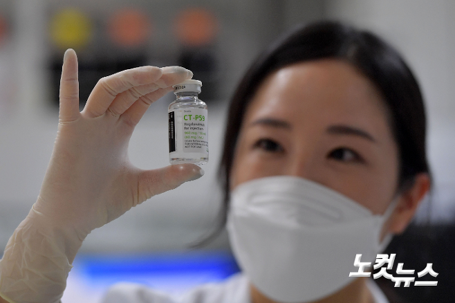 연구원이 셀트리온 코로나19 항체 치료제를 바라보고 있다. 박종민 기자