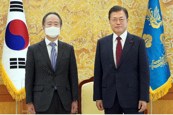 문재인 대통령이 14일 오전 청와대 접견실에서 도미타 고지 주한일본대사를 접견하고 있다. 연합뉴스