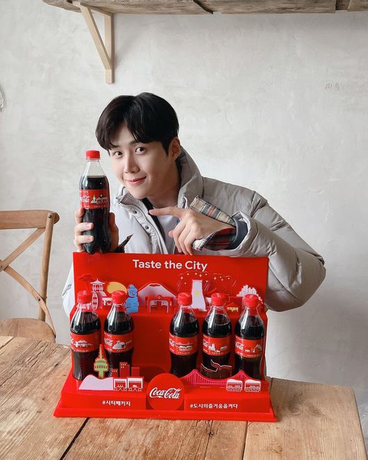 call heart thump dimple SmileActor Kim Seon-ho says a complete plateThe joining of the South.On the afternoon of the 14th, Kim Seon-ho posted several self-portraits on personal SNS.Kim Seon-ho in the photo is smiling brightly with a famous brand of carbonated beverage in his arms.Kim Seon-ho boasted a unique dimples Smile and deer-like eyes, giving healing to viewers.Kim Seon-ho also shot a womans heart, pointing to a carbonated drink or showing off her charming mouth cave, showing off a bruise full of pure visuals like a child.Meanwhile, Kim Seon-ho is meeting audiences through the modern play Ice.[Photo] Kim Seon-ho SNS
