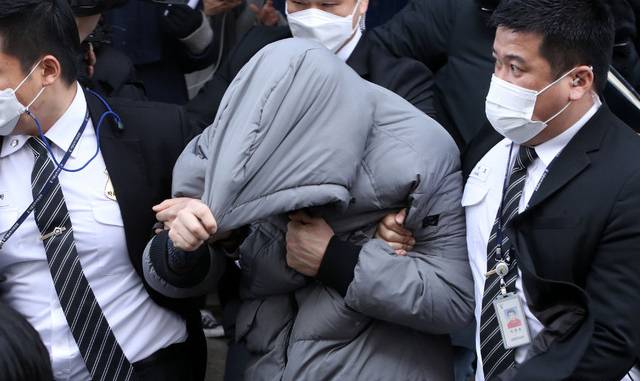 생후 16개월 '정인이'를 학대해 숨지게한 양부모에 대한 첫 공판이 열린 13일 오전 서울 양천구 남부지방법원에서 양부인 A씨가 공판을 마친 후 법원을 나서고 있다. 뉴시스