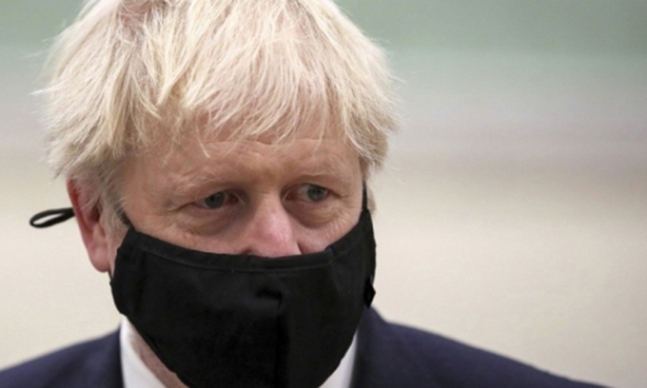 마스크를 착용한 보리스 존슨 영국 총리의 모습. AP=연합뉴스