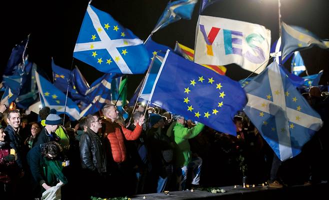 영국이 2020년 1월31일 브렉시트를 단행하자 친EU 지지자들이 스코틀랜드 에든버러에 있는 스코틀랜드 의회 주변으로 모여들고 있다. ⓒAP 연합