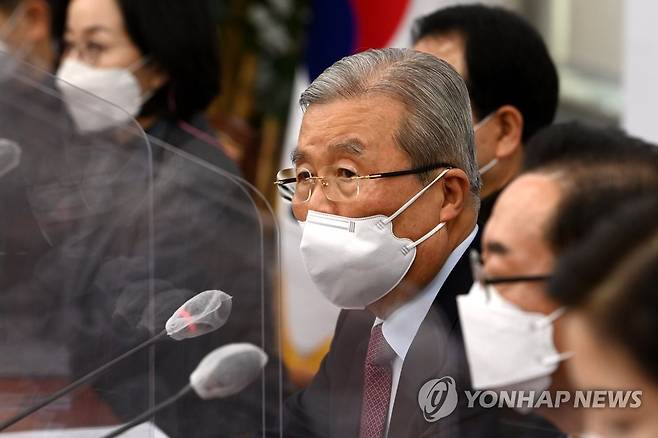 발언하는 김종인 (서울=연합뉴스) 진성철 기자 = 국민의힘 김종인 비상대책위원장이 14일 국회에서 열린 비상대책위원회의에서 발언하고 있다. zjin@yna.co.kr