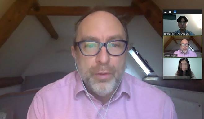 20주년 맞은 위키백과의 설립자 지미 웨일스 (서울=연합뉴스) 이효석 기자 = 인터넷 지식백과 '위키백과'(위키피디아)의 설립자 지미 웨일스(사진)가 위키백과 설립 20주년을 맞아 연합뉴스와 온라인으로 인터뷰했다. 웨일스는 "여전히 인간의 이성과 집단지성을 신뢰한다"며 "가짜 뉴스와 극단주의는 클릭을 유도하는 알고리즘이 부추기는 것"이라고 말했다.2021.1.14 hyo@yna.co.kr (끝)