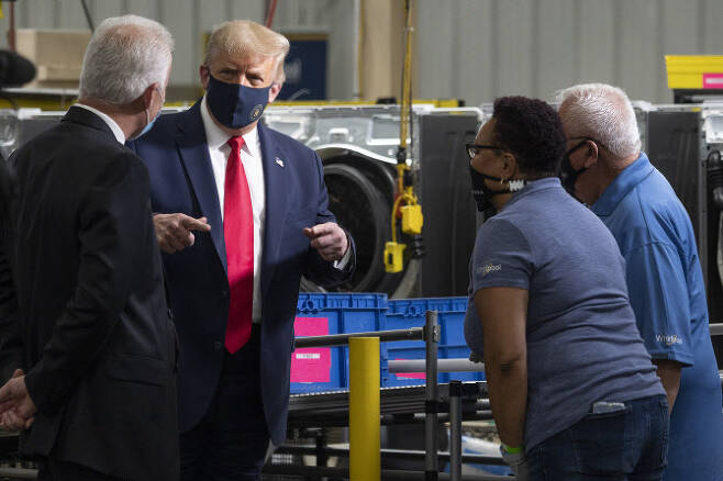 지난해 8월 월풀 공장을 방문한 트럼프 대통령(사진=AFP)