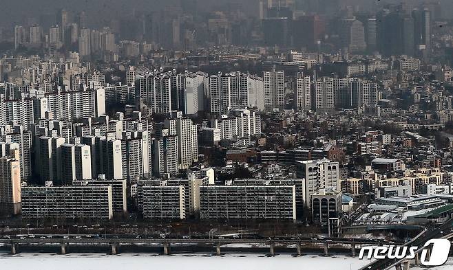 서울 여의도 63빌딩에서 바라본 마포구 아파트단지. 2021.1.13/뉴스1 © News1 박세연 기자
