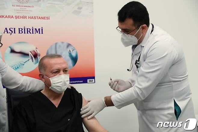 에르도안 터키 대통령이 중국산 백신인 시노백 백신을 공개 접종하고 있다. © 로이터=뉴스1 © News1 박형기 기자