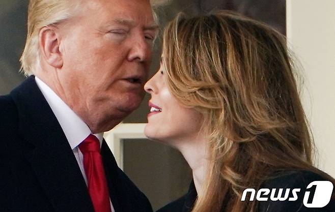 도널드 트럼프 미국 대통령과 이야기를 나누는 호프 힉스 백악관 선임보좌관(오른쪽). © AFP=뉴스1