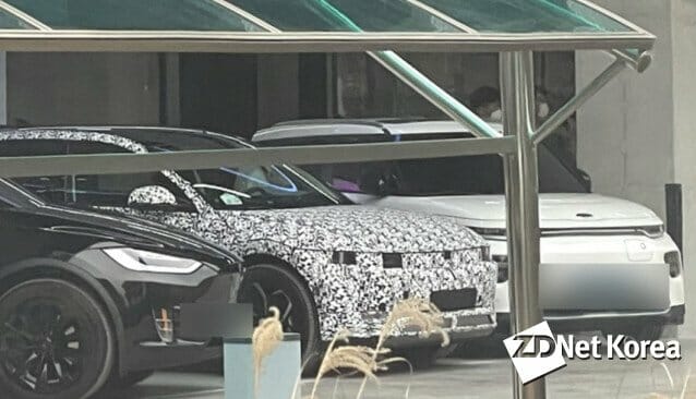 지디넷코리아는 지난해 서울 강동구 한 건물에 테슬라 모델 X와 기아차 쏘울 부스터 전기차와 나란히 서있는 아이오닉 5 전기차 모습을 포착했다.