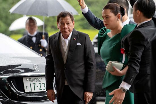로드리고 두테르테 필리핀 대통령이 딸 사라와 함께 이동하고 있다. [이미지출처=로이터연합뉴스]