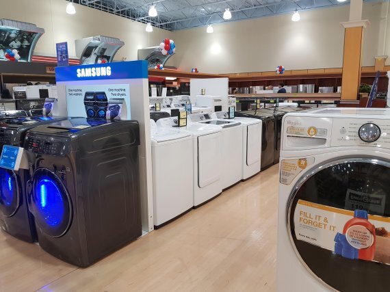 미국의 한 대형 가전매장에 삼성전자 등 한국산 세탁기가 전시돼 있다. 삼성전자 제공. fnDB