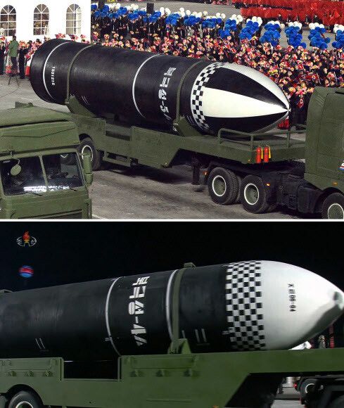 북한이 14일 밤 열병식에서 처음 공개한 잠수함발사탄도미사일(SLBM)(위). 석달 전 공개한 미사일(아래)보다 탄두부의 모습이 길어졌다. 연합뉴스