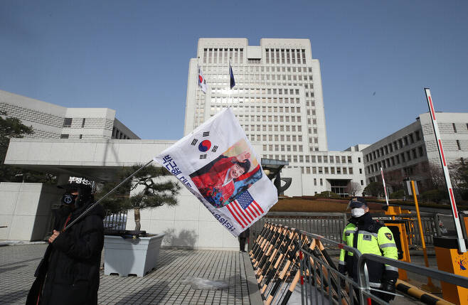 A supporter of former President Park Geun-hye in front of the Supreme Court in Seoul on Jan. 14. (Baek So-ah, staff photographer)