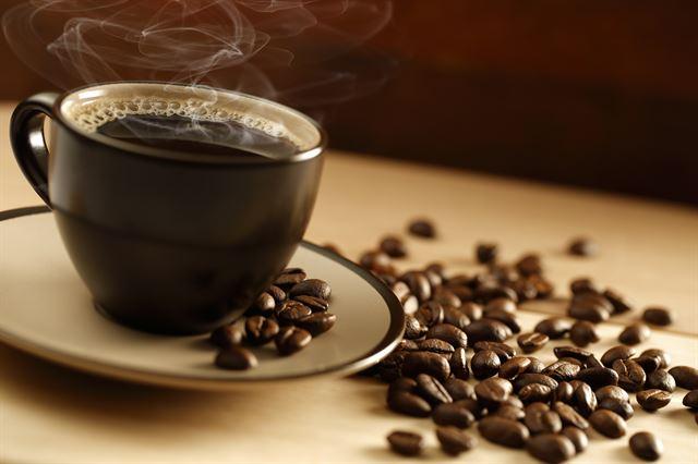 강하게 볶은 커피가 약하게 볶은 커피보다 다이어트에 효과가 더 뛰어나다는 연구 결과가 나왔다. 게티이미지뱅크