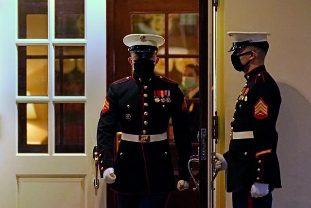 미국 워싱턴 백악관의 웨스트윙(서관) 입구에서 해병 2명이 경비 임무 교대를 하고 있다. AP=연합뉴스