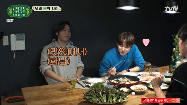 규현(오른쪽) 케이윌(왼쪽)이 tvN '언제까지 어깨춤을 추게 할 거야'에서 코스 요리를 즐겼다. 방송 캡처