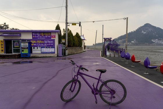 신안 퍼플섬 박지도. 마을 입구에서 자전거를 빌려탈 수 있다.