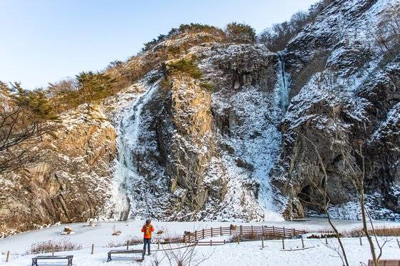 삼한 시대 전설이 서린 구장군폭포가 바짝 얼어붙었다.