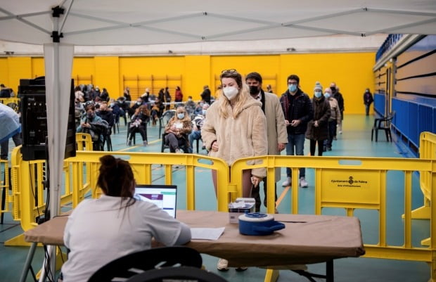 스페인 마요르카섬 항구도시 팔마의 신종 코로나바이러스 감염증(코로나19) 검사소에서 주민들이 검사 차례를 기다리고 있다. /사진=EPA